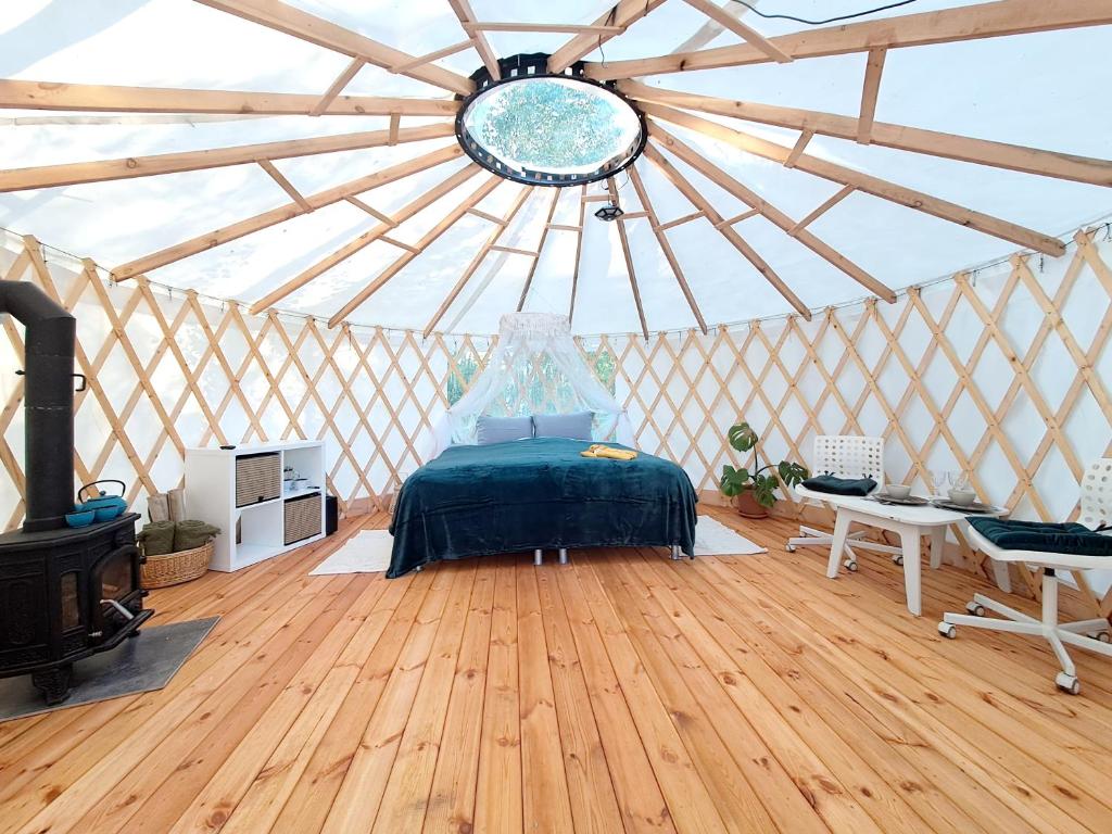 EikažiGlamping Yurt Purvs at Kleja Quiet Camping的圆顶帐篷内的一个床位