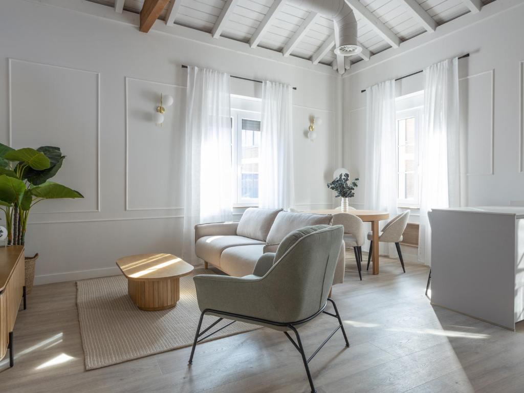 阿斯托加Meraki Suites的客厅配有沙发和桌子