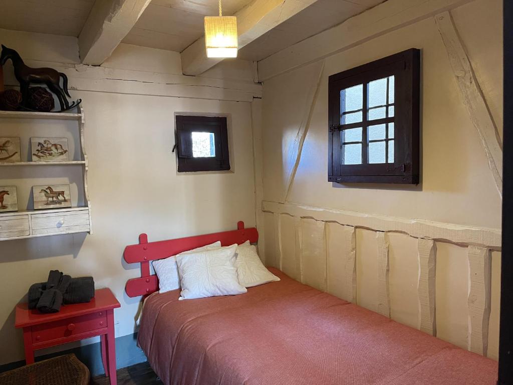 马德古拉Stunning 7-Bed House in Madriguera的一间卧室设有红色的床和窗户。