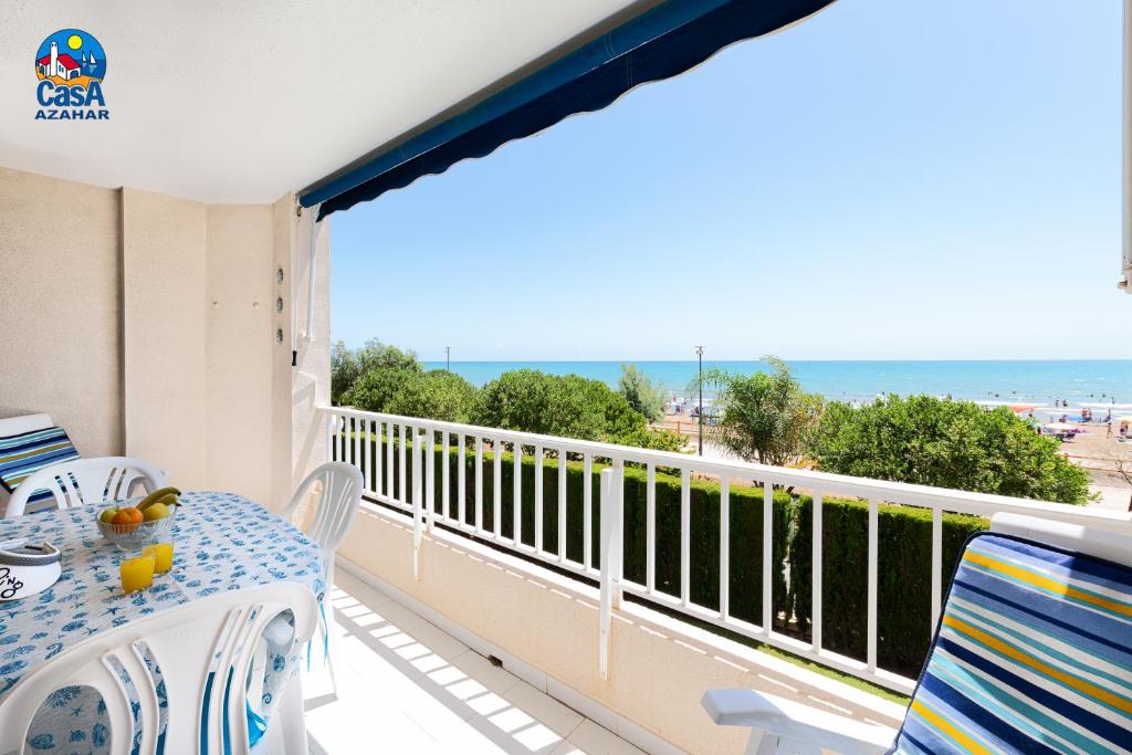 阿尔考斯布里Apartamentos La Noria Casa Azahar的一个带桌椅的海景阳台