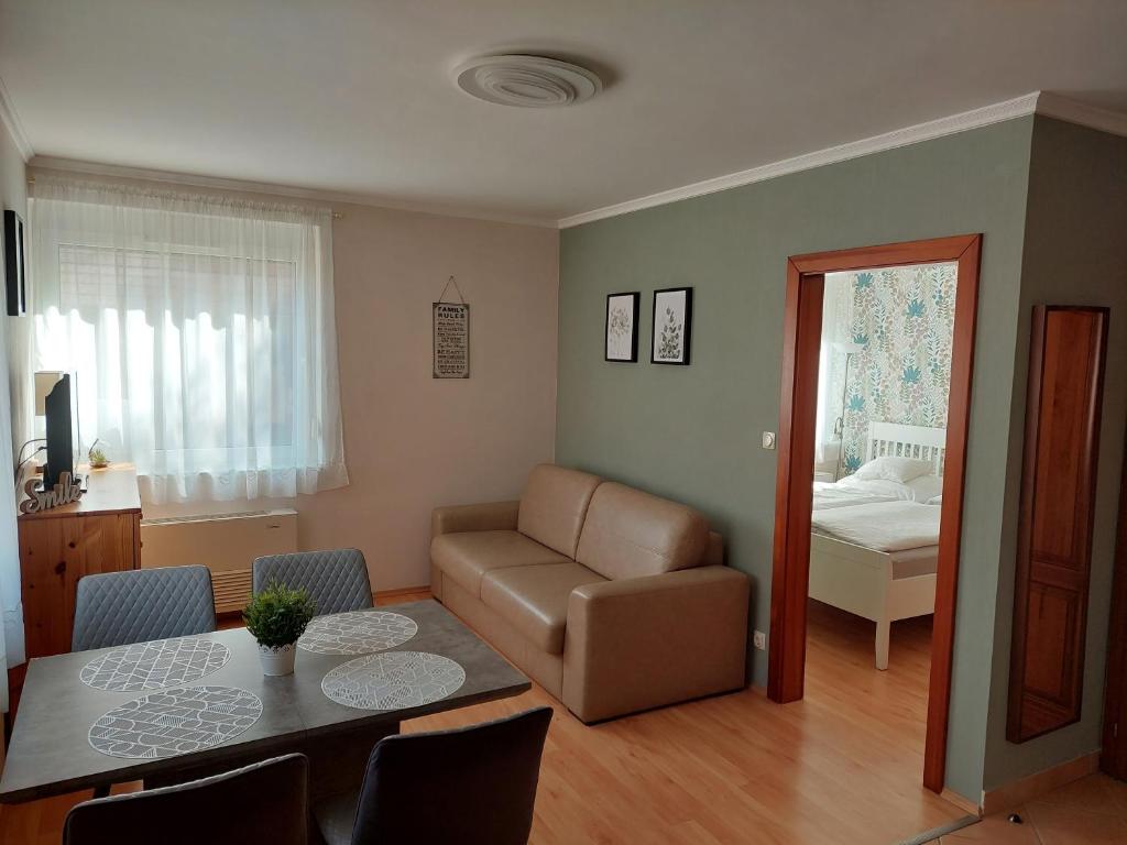 豪伊杜索博斯洛埃列克公寓式酒店的客厅配有桌子和沙发