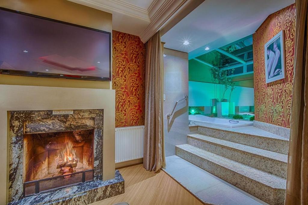 南卡希亚斯Ettus的客厅设有壁炉和电视。