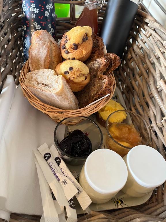 朗波普卢阿尔泽l'Aod, maison d'hôtes insulaire的装满不同种类面包的篮子