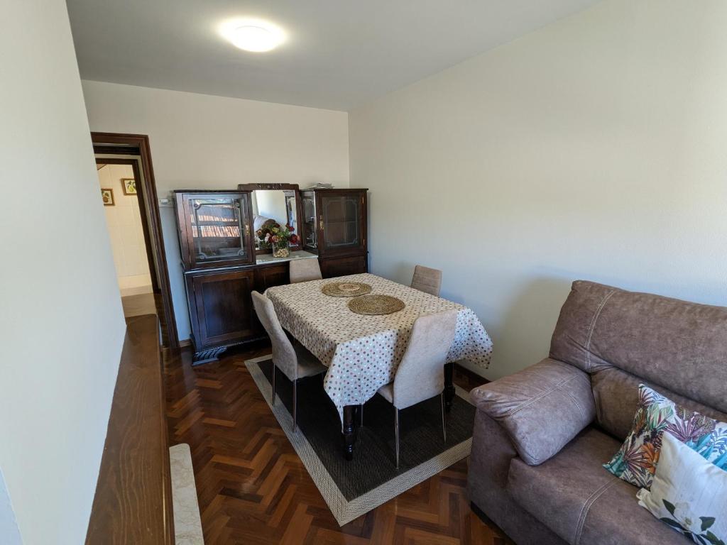 AmésApartamento Anduriña的客厅配有桌子和沙发