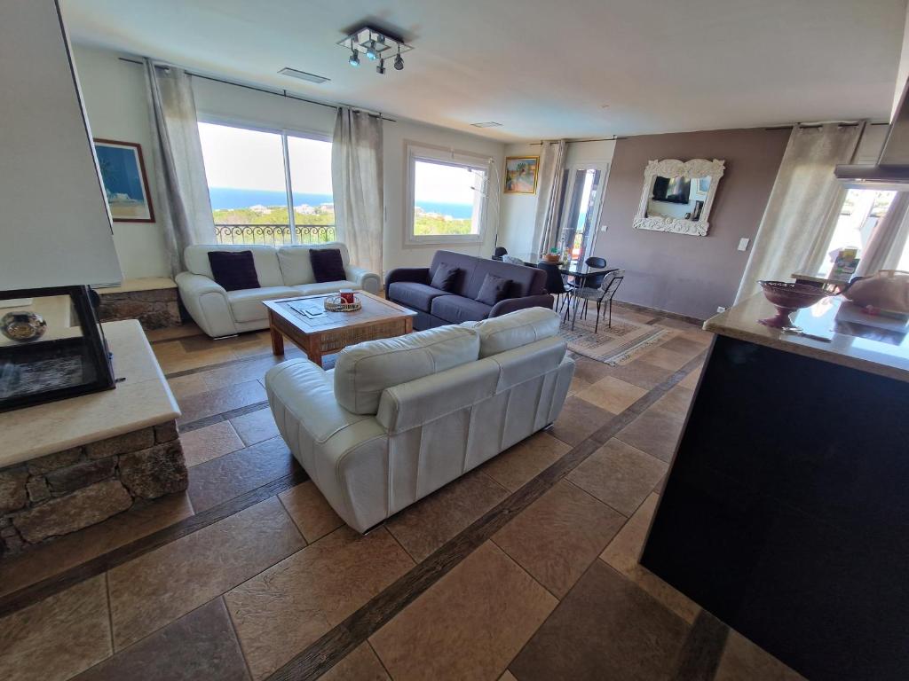 蒙蒂塞洛阿里纳比安卡酒店的带沙发、沙发和桌子的客厅