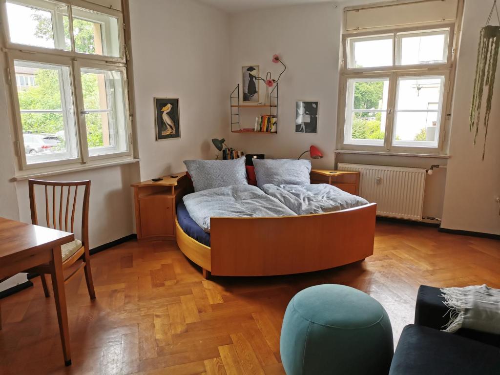 班贝格Gundis Gästezimmer的卧室配有一张床、一张书桌和窗户。