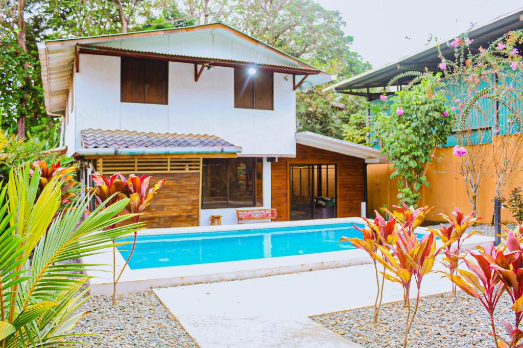 多米尼克Casa Sua--Cozy 3 Bedroom Dominical Beach Cottage with Pool的一座房子前面设有游泳池