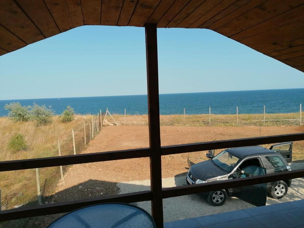 科斯蒂内什蒂Briza Marii的从客房窗户可欣赏到海景