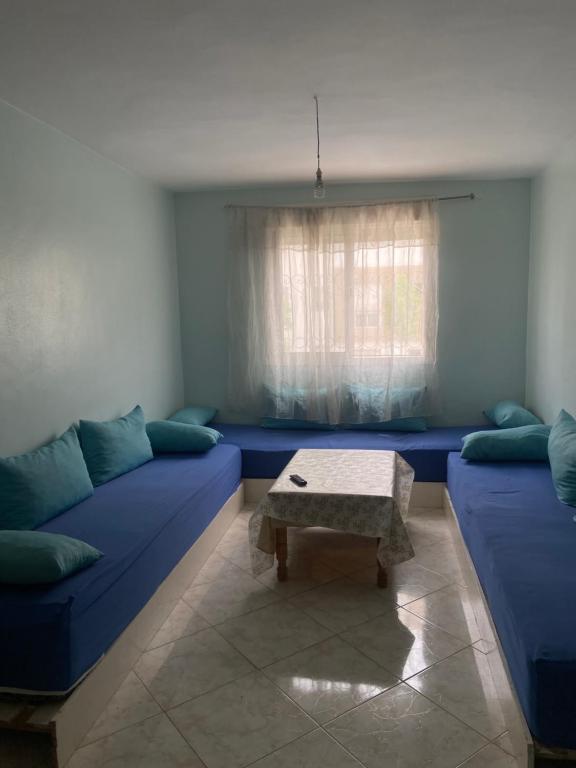 布兹尼盖Les perles de bouznika的客厅配有蓝色的沙发和茶几