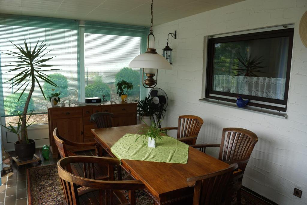 WaldstettenFuchsia Lodge的一间带木桌和椅子的用餐室