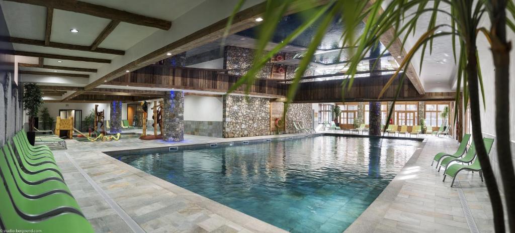 蒂涅卡林达CGH公寓式Spa酒店的大楼内的大型游泳池
