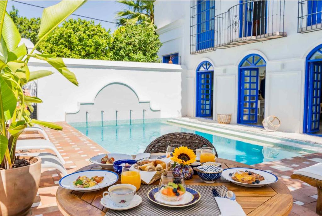 马贝拉The Pearl - Marbella的游泳池畔的早餐桌