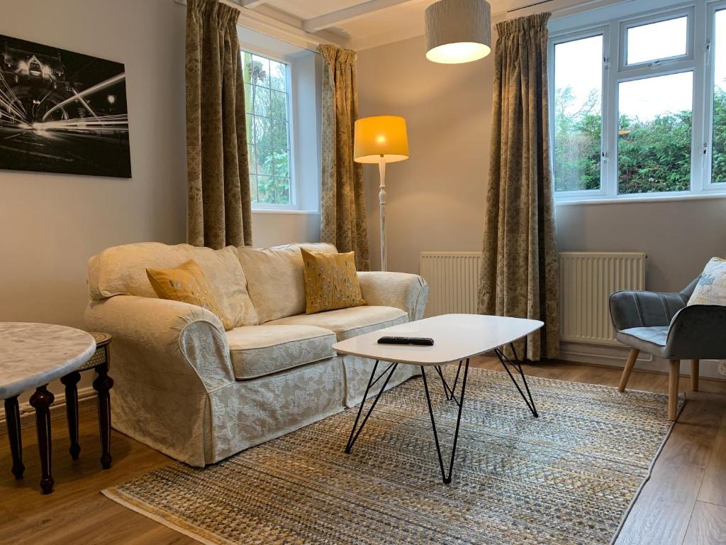 霍尔沃盖特Peaceful Norfolk Broads 1 Bedroom 2 bath annexe的客厅配有沙发和桌子