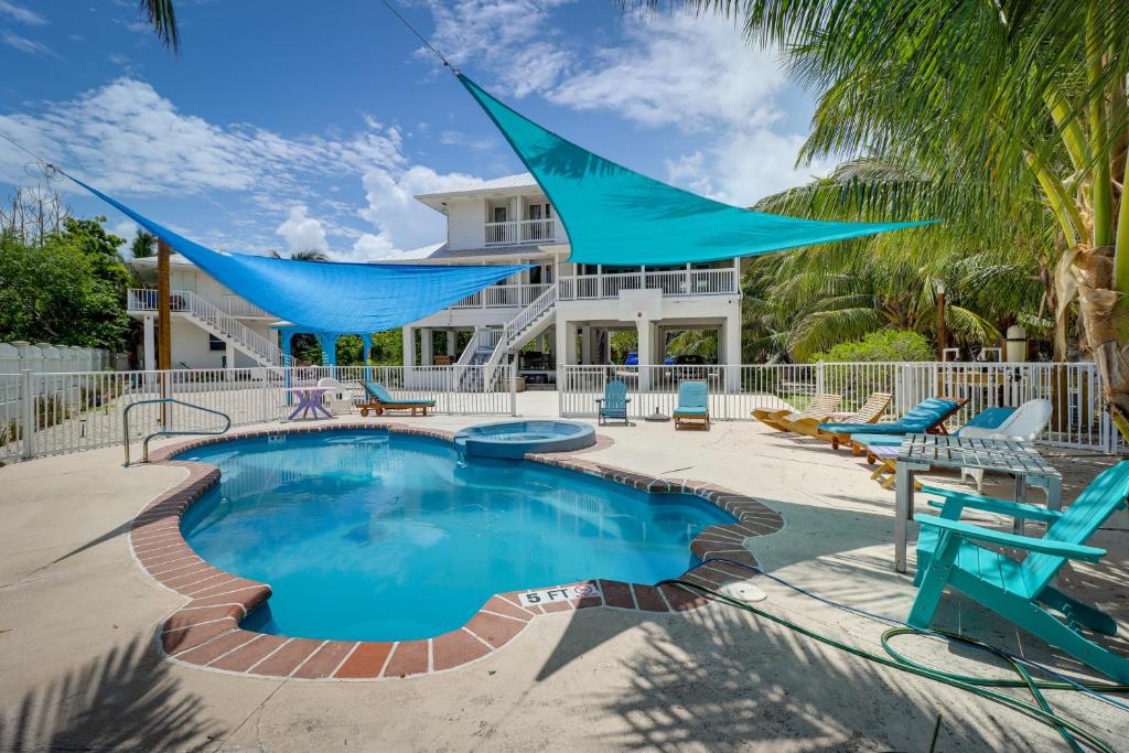Key West Paradise with Private Pool and Ocean View内部或周边的泳池