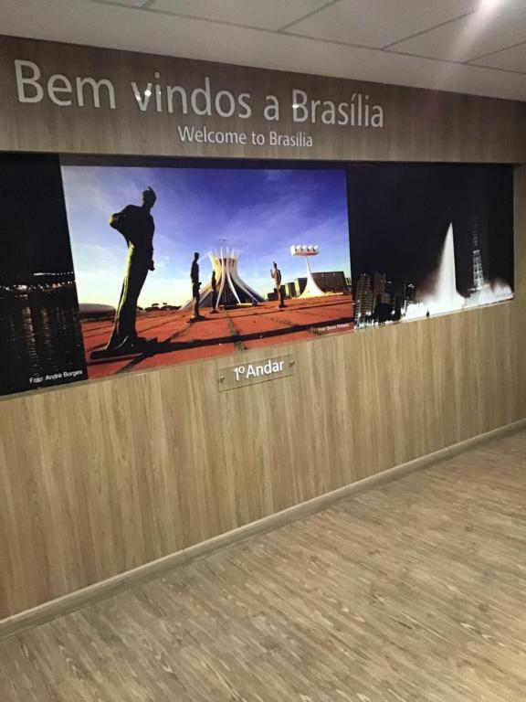 巴西利亚Apart hotel otima localizaçao em Brasilia的建筑物中一个铜板上的风标