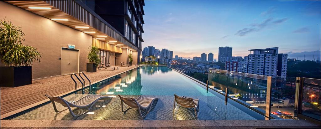 吉隆坡Societe Suite by Lyfehaus的一座城市建筑顶部的游泳池