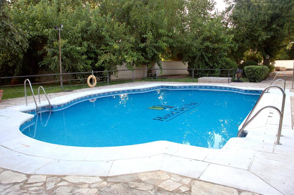 安度亚尔德瓦尔酒店的庭院里的一个蓝色海水游泳池
