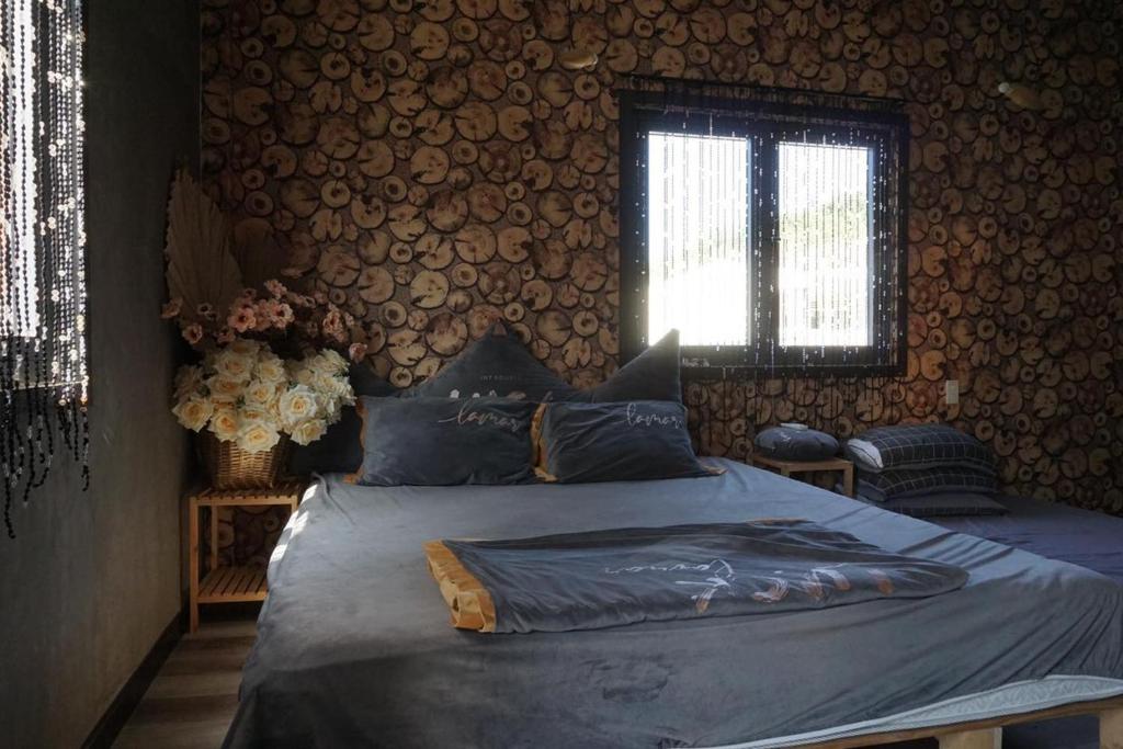 Nam DuNam Du Travel的一间卧室配有一张木墙床