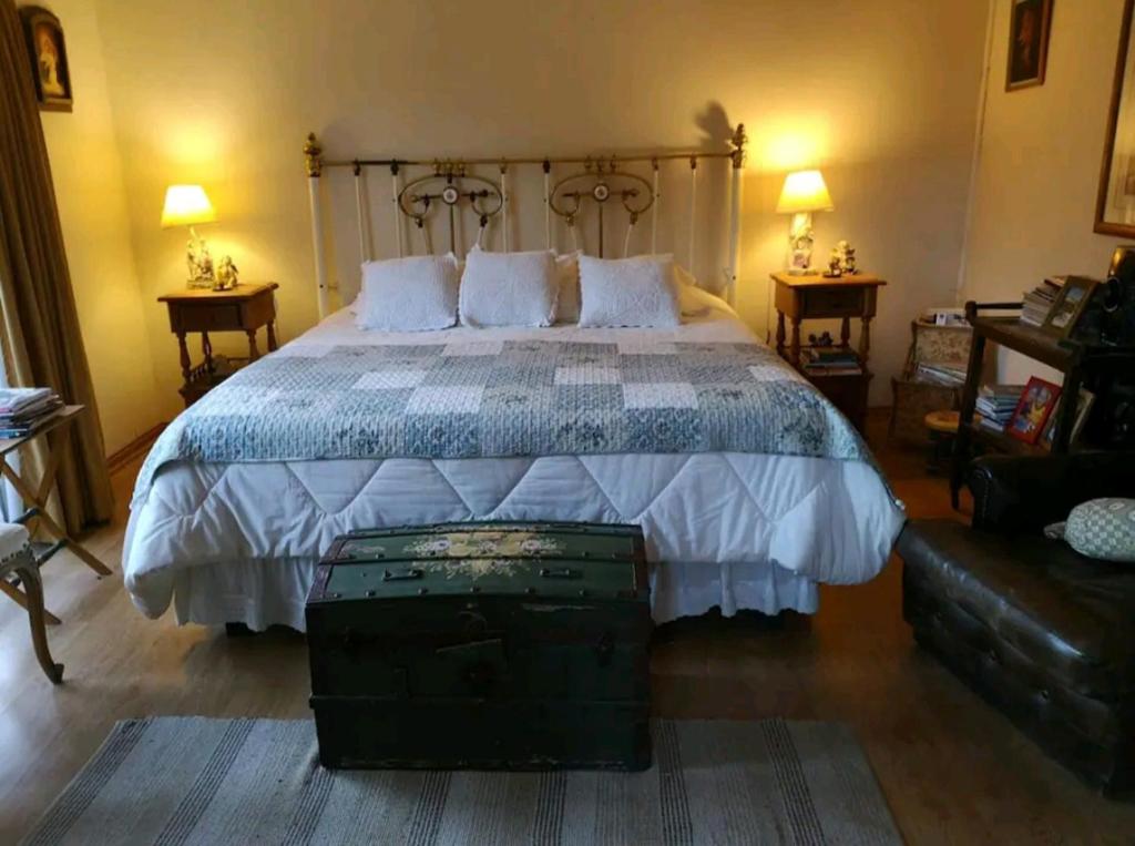 维库尼亚Habitación matrimonial deluxe Casa Tierra Elquina的一间卧室配有一张大床和一张沙发