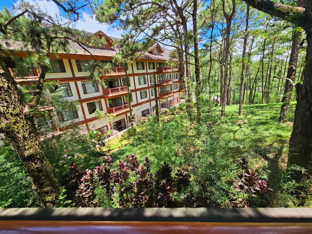 碧瑶The Forest Lodge at Camp John Hay with balcony and parking privately owned unit 272的树林中建筑的外部景色