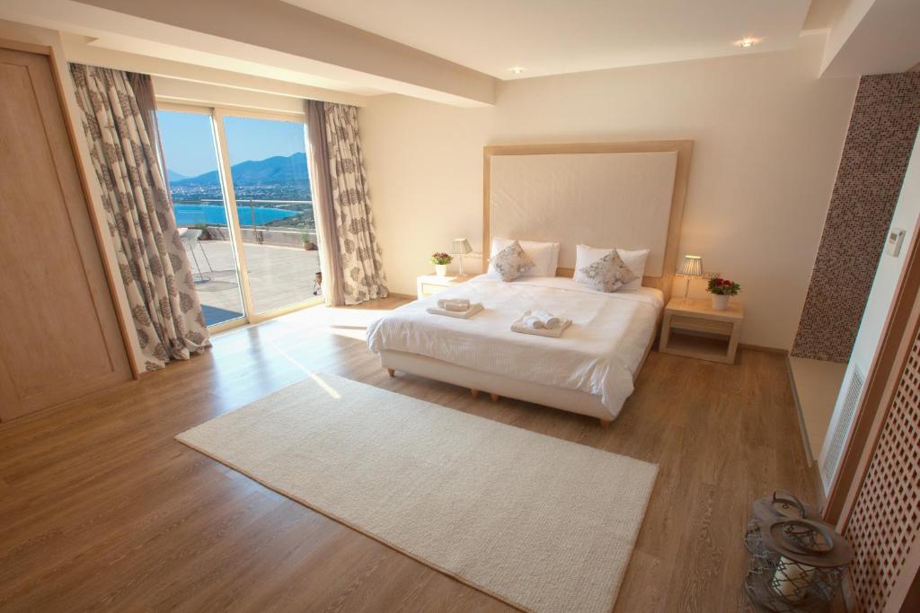 卡拉马塔丽城酒店的一间卧室设有一张大床和一个大窗户