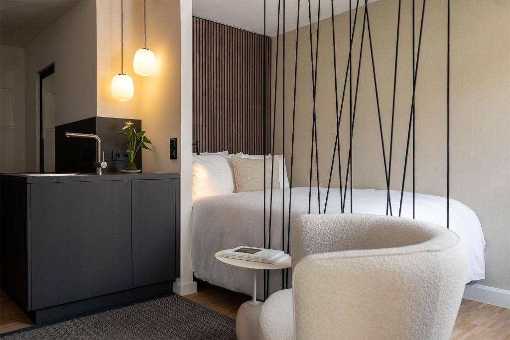 慕尼黑HApato的一间卧室配有一张带椅子的床和一张书桌