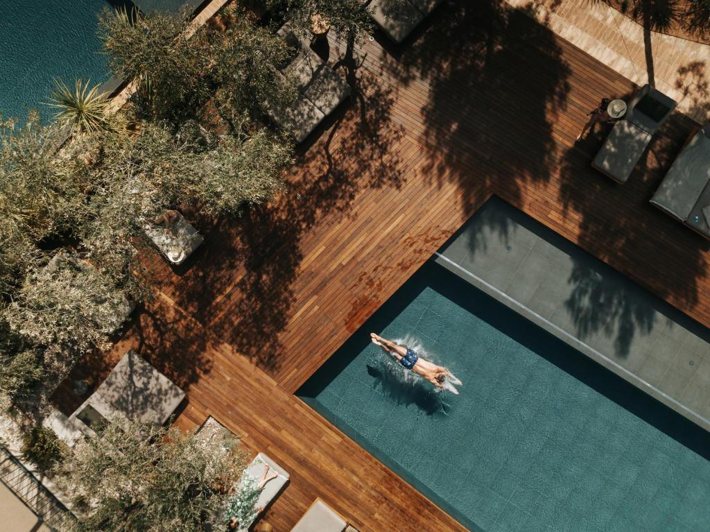 斯塔里格勒Maslina Resort的游泳池游泳者上方的景致