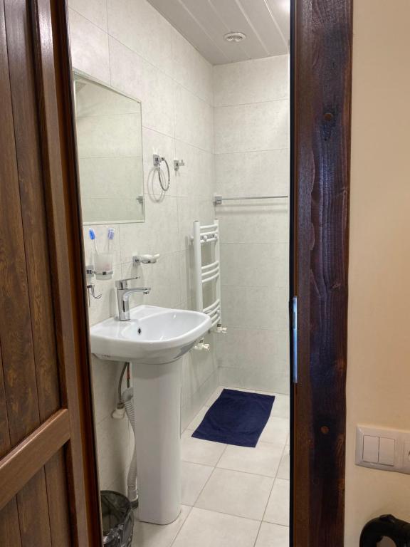 瓦纳佐尔NOY Guest House B&B的一间带水槽和镜子的浴室