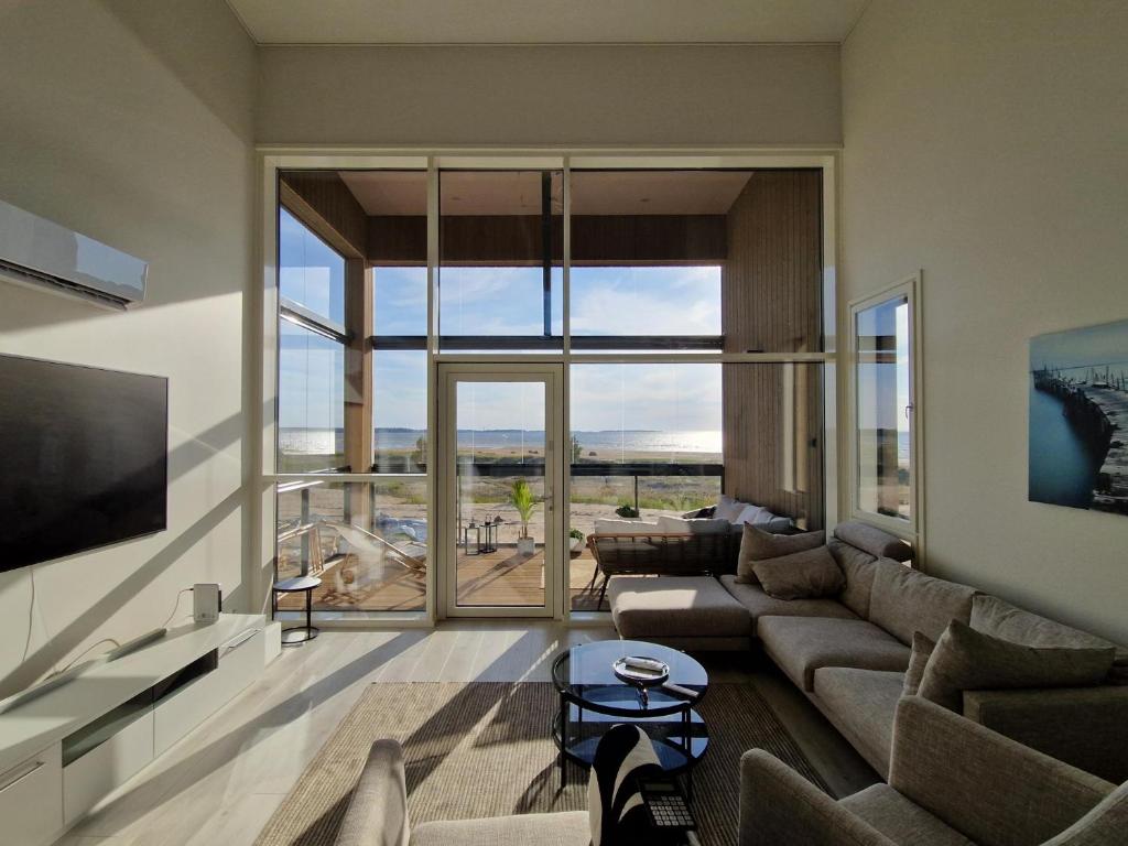 卡拉约基Beach house的带沙发和大窗户的客厅