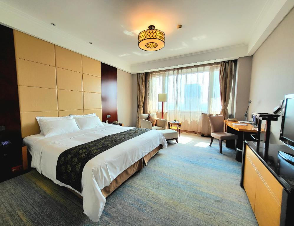 天津天津赛象酒店的酒店客房设有一张大床和一张书桌。