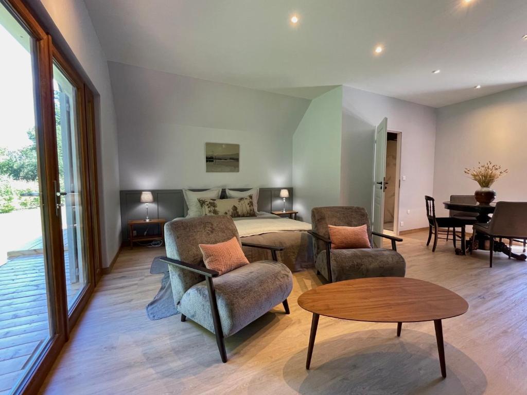 ToucyEcrin de Vizaille的一间卧室配有一张床、两把椅子和一张桌子