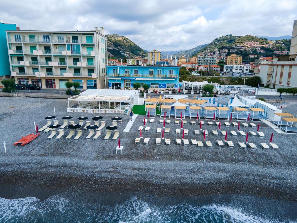 博尔迪盖拉小天堂酒店的海滩空中美景,设有椅子和建筑