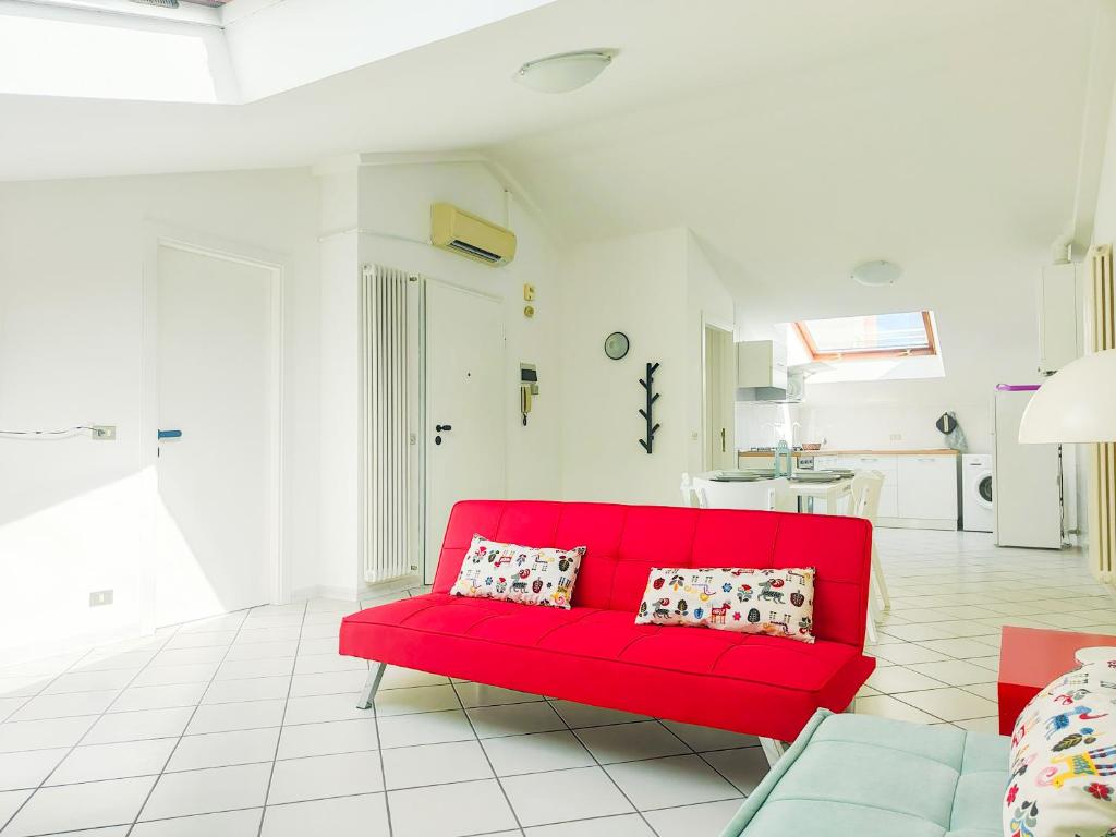 皮内托Homiday - BordoPineta Centro的白色客厅里的红色沙发