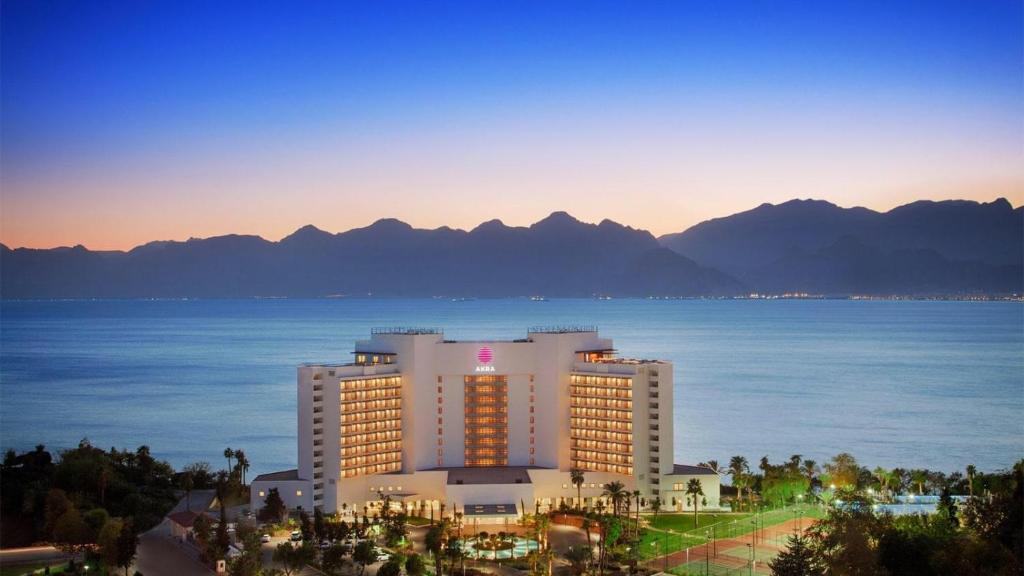 安塔利亚阿克拉酒店的酒店享有大海和山脉的景致。