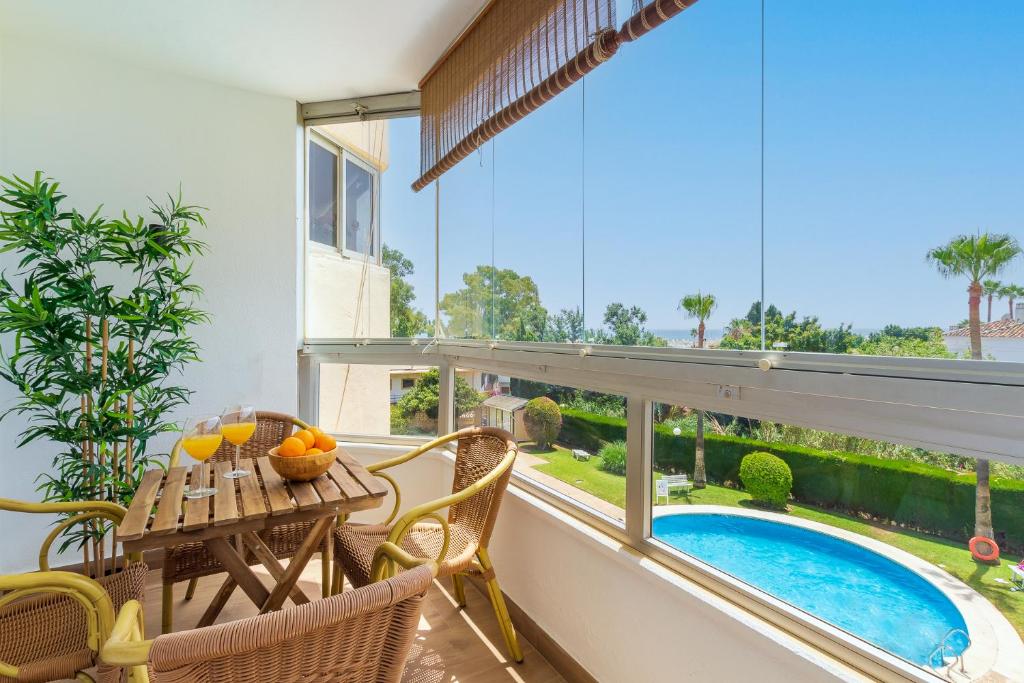 多列毛利诺斯Vistamarina A309 By IVI Real Estate的一个带桌椅的阳台和一个游泳池