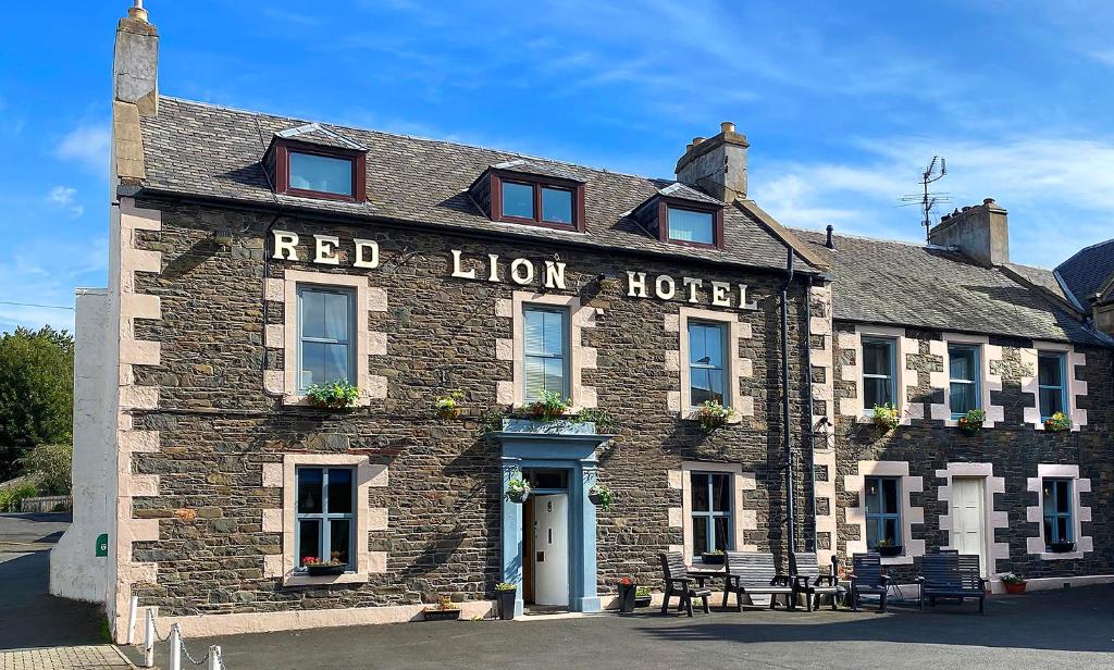 EarlstonRed Lion, Coorie Inn的一座红狮酒店,位于一座建筑的一侧