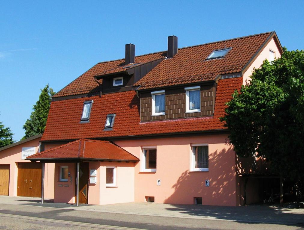 阿巴斯塔特Gästeapartments Haus Kohler的一座红色屋顶的大房子