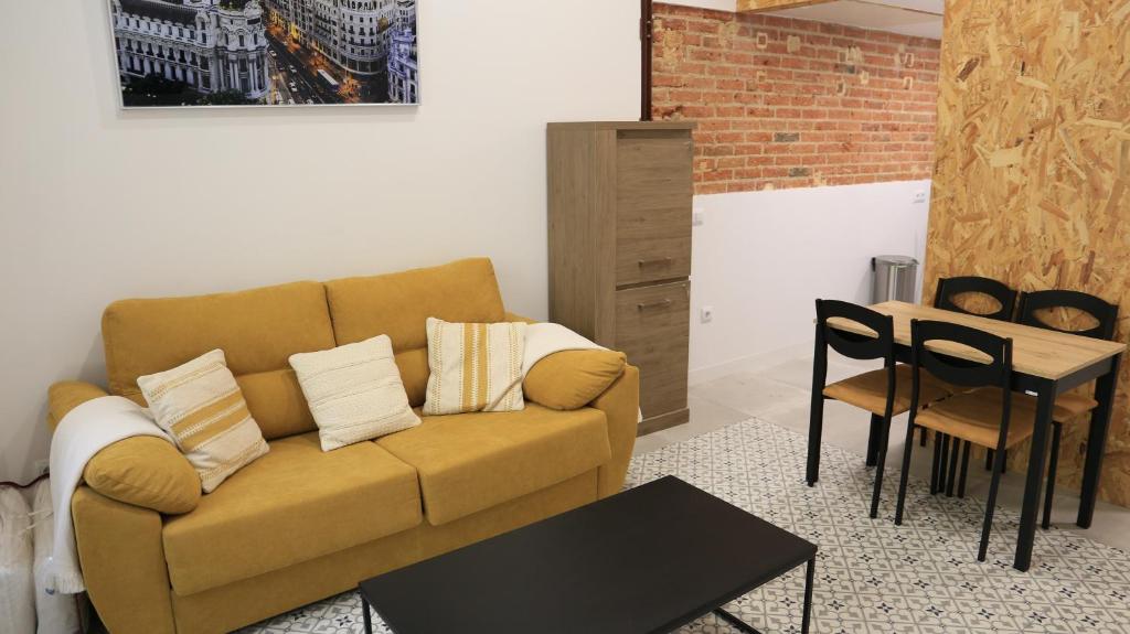 马德里Galileo apartment的客厅配有沙发和桌子