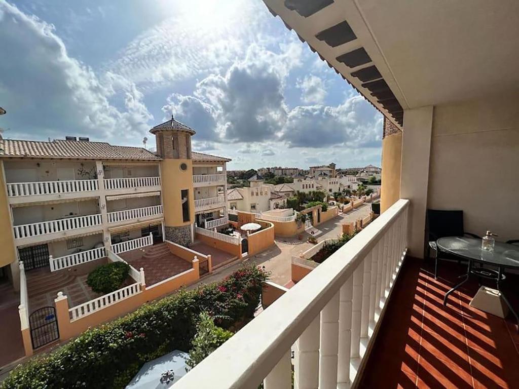 奥里韦拉Casa Castillo Penthouse with balcony and solarium near La Zenia boulevard的享有街道景色的建筑阳台