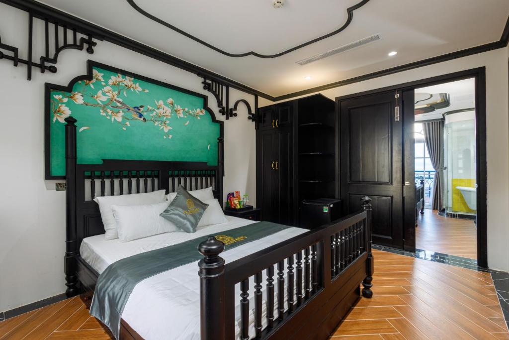 富国De Stefano Coffee and Hotel的一间卧室设有一张大床和绿色的墙壁