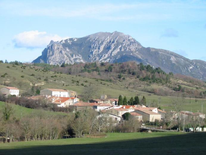 Gite de l'école的山地中的城镇