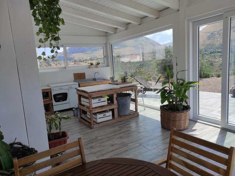 卡斯泰尔达恰Casa cardillo tra mare e monti的厨房配有桌子、一些植物和窗户