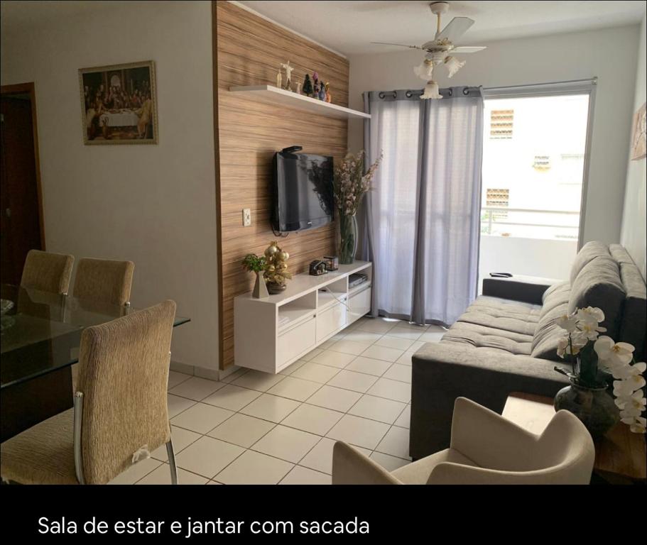 库亚巴Alugo Apartamento no Centro de Cuiabá的客厅配有电视和桌椅