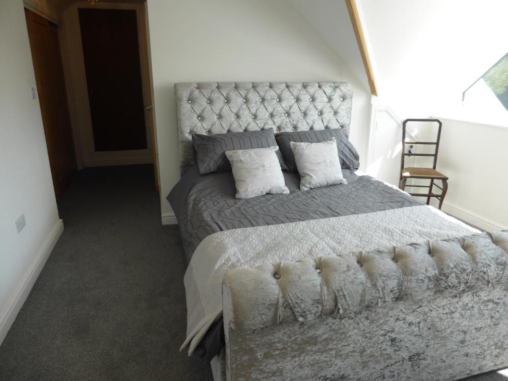 WillastonNetherleigh的一间卧室配有一张带枕头的大床