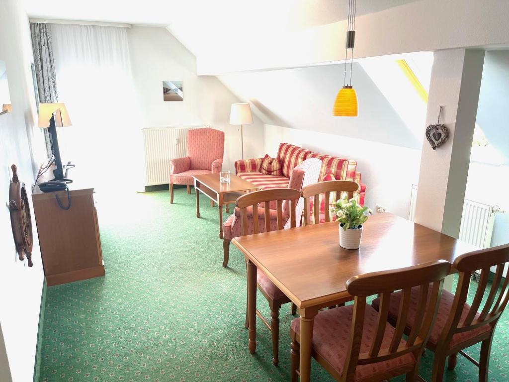 赛巴特班森Seehof Seehof 41的客厅配有桌椅和沙发