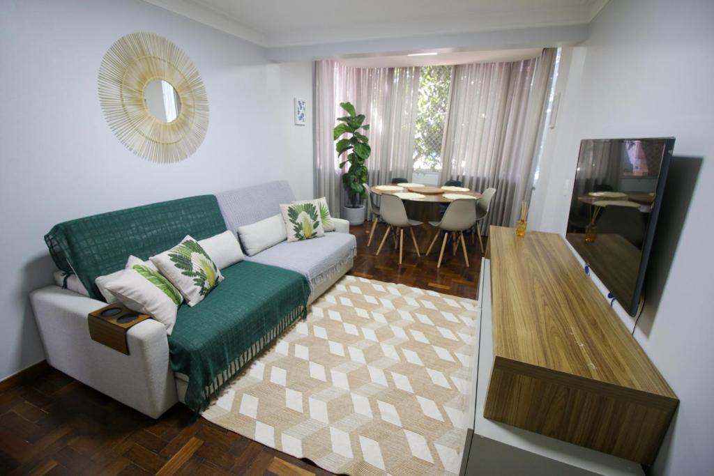巴西利亚Apartamento ASA SUL的客厅配有沙发和桌子