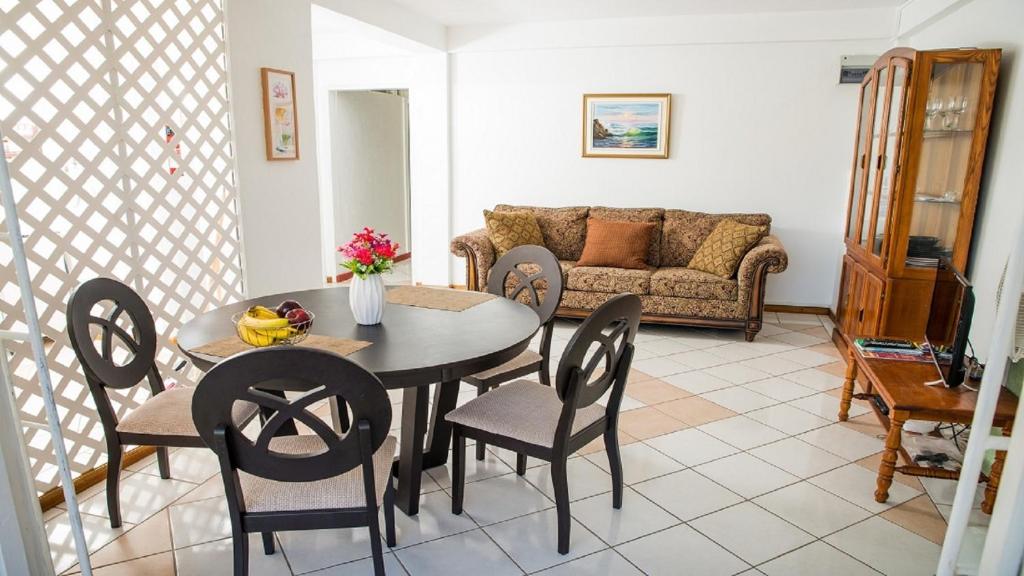 Cap EstateSephina Villa St Lucia Island Dream Holidays的客厅配有桌椅和沙发