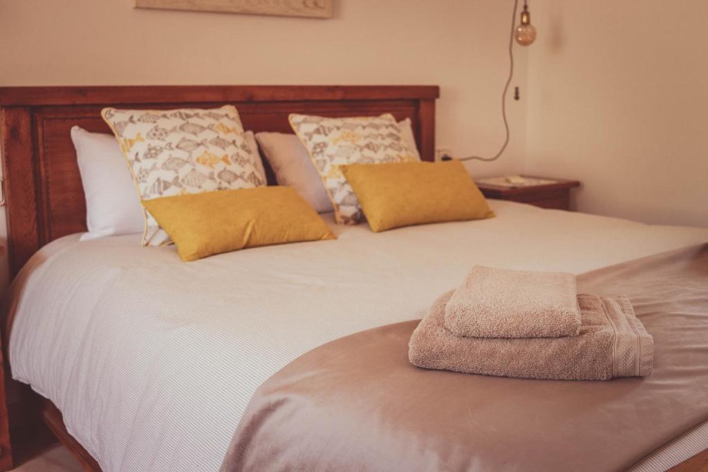 TivissaCa la Tendeta的一张带两个枕头的床和一条毛巾