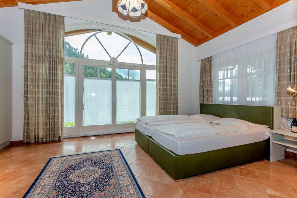 埃普芬多夫Berghof-Chalet的一间卧室设有一张大床和一个大窗户