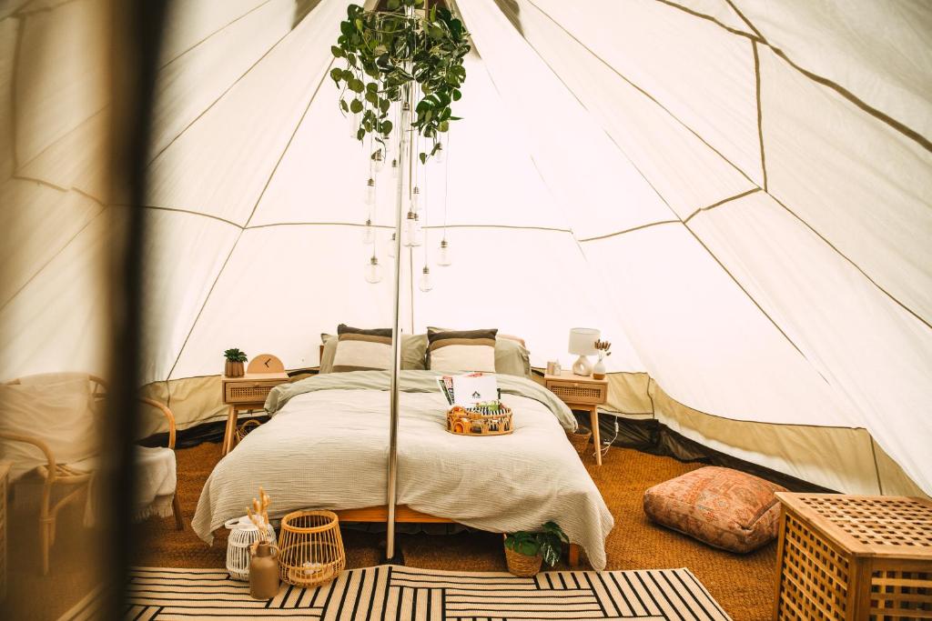 斯基普顿Stoffhaus的帐篷内一间卧室,配有一张床